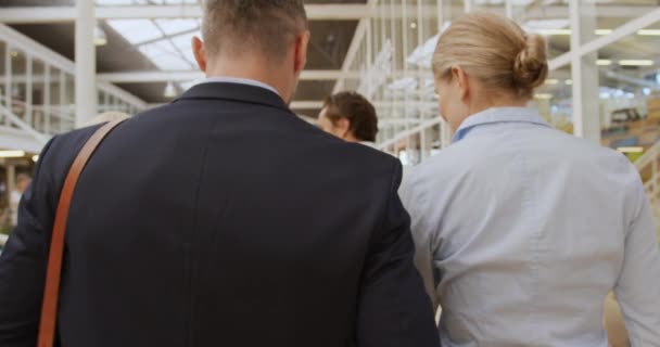 Vista Trasera Cerca Hombre Negocios Caucásico Mediana Edad Una Joven — Vídeo de stock