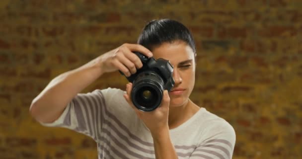 Vooraanzicht Close Van Een Jonge Gemengde Race Vrouwelijke Fotograaf Foto — Stockvideo