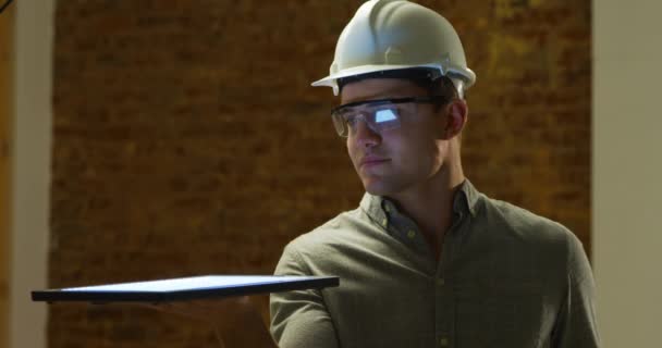 Vista Frontal Cerca Joven Caucásico Con Gafas Seguridad Protectoras Sombrero — Vídeos de Stock