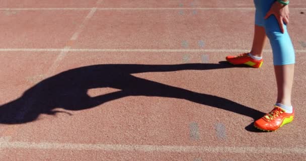 Laag Deel Van Vrouwelijke Atleet Sporten Racebaan Sportlocatie Staat Een — Stockvideo