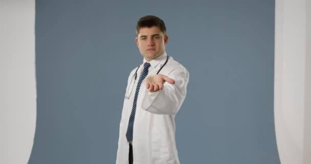 Μπροστινή Όψη Του Νεαρού Καυκάσιο Αρσενικό Γιατρό Χαμογελά Στην Κάμερα — Αρχείο Βίντεο