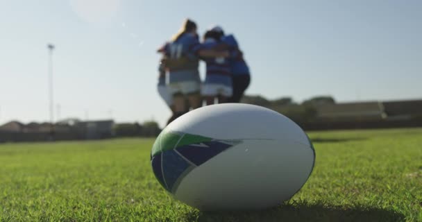 Zbliżenie Piłki Rugby Boisku Rugby Grupą Kobiet Graczy Rugby Zgrupowaniu — Wideo stockowe