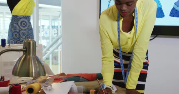 年轻非洲裔美国女性时尚创意者在现代办公室工作的正面视角 — 图库视频影像