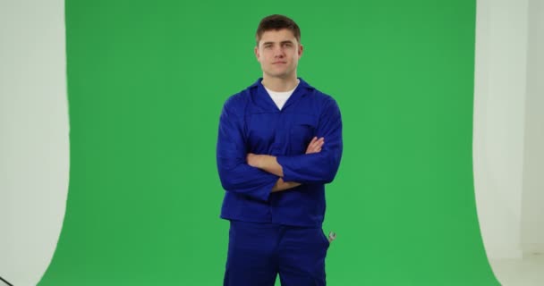 Front Bild Ung Kaukasisk Handyman Bär Blå Overall Och Mössa — Stockvideo