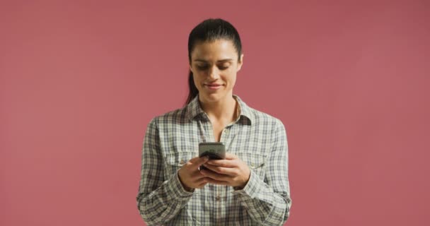 前视特写一名年轻的白种妇女穿着检查衬衫使用智能手机和微笑 — 图库视频影像