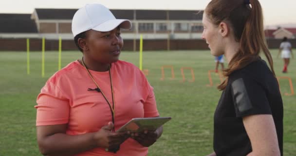 Sidebillede Midaldrende Blandet Race Kvindelig Rugbytræner Med Tablet Der Taler – Stock-video