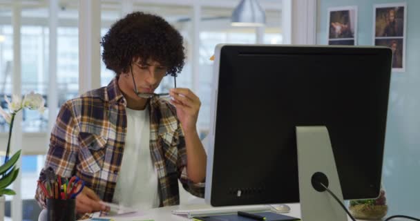 Vista Frontal Joven Hombre Raza Mixta Creativo Negocios Trabajando Una — Vídeos de Stock