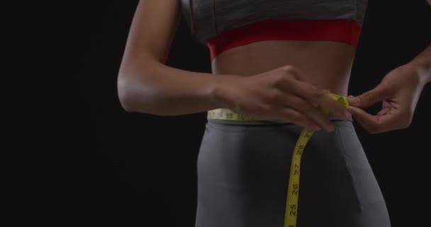 Вид Спереди Средняя Часть Молодой Белой Женщины Спортивной Одежде Измеряющей — стоковое видео
