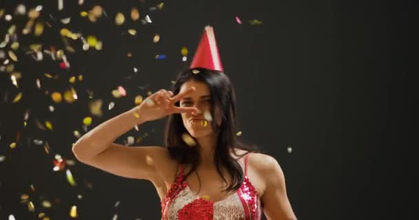 Bir Partide Düşen Konfeti Altında Dans Bir Gece Elbisesi Kağıt — Stok video