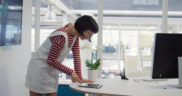 Vue Latérale Une Jeune Entreprise Mixte Féminine Créative Travaillant Dans — Video