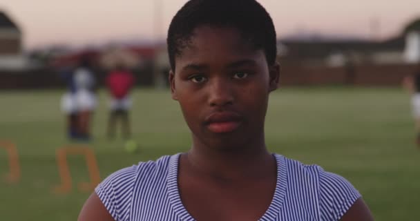 Портрет Молодой Взрослой Афроамериканской Женщины Регбистки Стоящей Спортивном Поле Мячом — стоковое видео