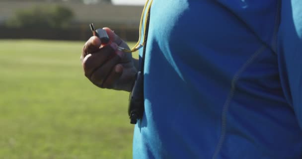 Vista Laterale Vicino Allenatore Rugby Femminile Mezza Età Piedi Campo — Video Stock