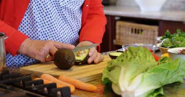 Sección Media Mujer Mayor Picando Verduras Cocina Casa — Vídeos de Stock