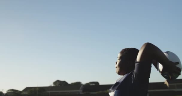 Seitenansicht Einer Jungen Erwachsenen Afrikanisch Amerikanischen Rugbyspielerin Die Den Ball — Stockvideo