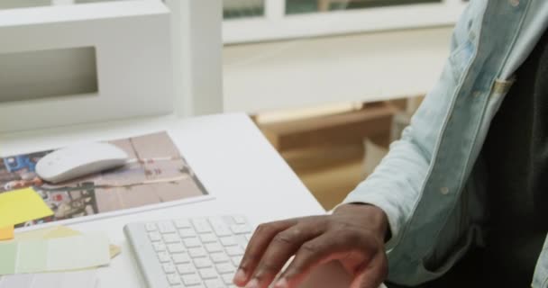 Вид Сбоку Молодого Афроамериканца Креативного Бизнесе Использующего Компьютер Современном Офисе — стоковое видео