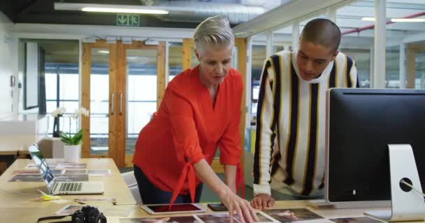 中年白种人女性企业创意与年轻混血男性企业在现代办公室讨论创意的前瞻 — 图库视频影像