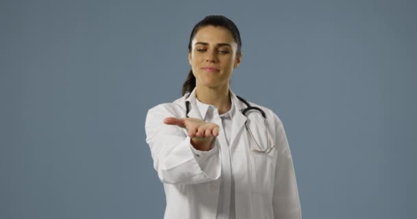 Vista Frontal Joven Doctora Caucásica Sonriendo Con Mano Extendida Palma — Vídeos de Stock