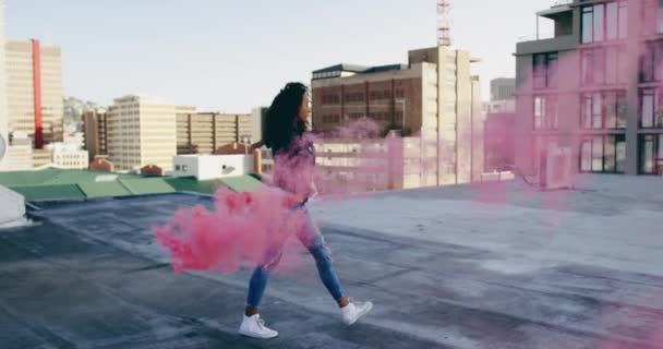 Vue Côté Une Jeune Femme Mixte Branchée Marchant Utilisant Une — Video