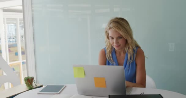 Vue Face Une Jeune Femme Caucasienne Souriante Créative Travaillant Sur — Video