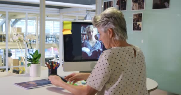 Vue Arrière Une Femme Caucasienne Âge Moyen Créative Travaillant Sur — Video