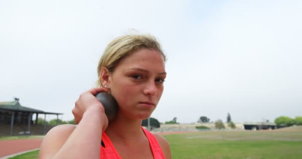 Vista Lateral Atleta Femenina Caucásica Preparándose Para Lanzar Tiro Poner — Vídeo de stock