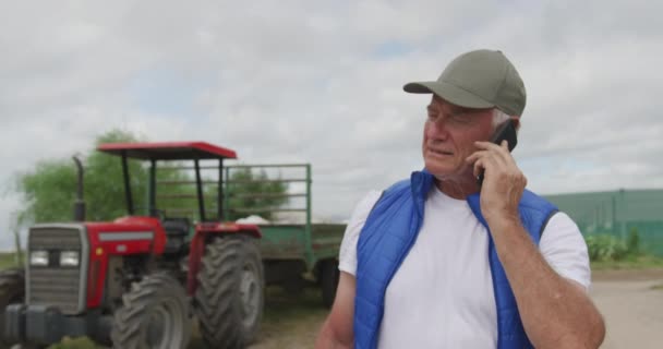 Vista Frontale Agricoltore Maschio Bianco Maturo Una Fattoria Biologica Che — Video Stock