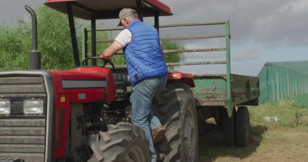 Portret Dojrzałego Kaukaski Męski Rolnik Farmie Ekologicznej Dostawanie Się Ciągnik — Wideo stockowe