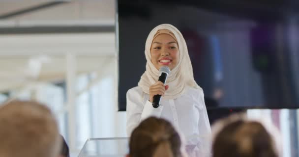 Front View Close Young Asian Businesswoman Wearing Hijab Standing Lectern — Stock Video