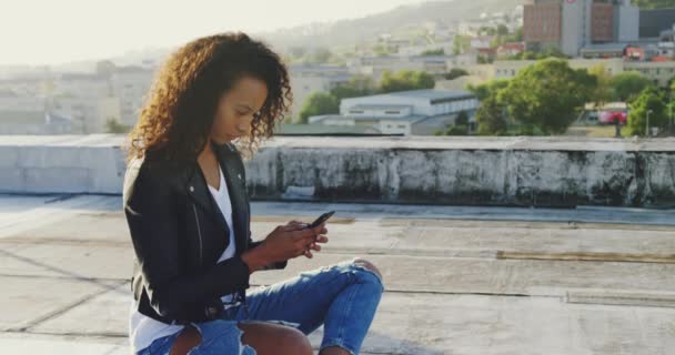 Vue Côté Gros Plan Une Jeune Femme Mixte Branchée Assise — Video