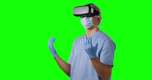 주위를 둘러보고 스크럽 마스크 헤드셋 스크린을 착용하는 의사의 측면보기 — 비디오