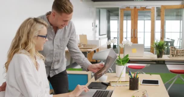 Vue Latérale Jeune Homme Femme Affaires Créatifs Caucasiens Travaillant Dans — Video