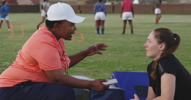 Vista Lateral Una Entrenadora Rugby Raza Mixta Mediana Edad Hablando — Vídeo de stock