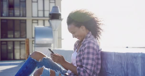 Vista Lateral Cerca Una Joven Mestiza Sentada Usando Teléfono Inteligente — Vídeo de stock