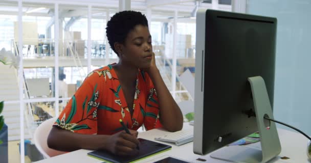 Retrato Una Joven Mujer Afroamericana Creativa Trabajando Una Oficina Moderna — Vídeo de stock