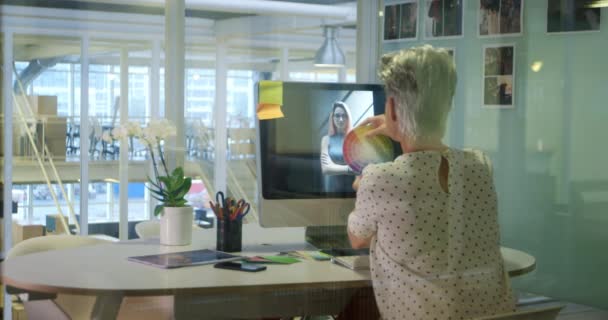 現代のオフィスでコンピュータに取り組む中年の白人女性ビジネスクリエイティブの背面図 窓を通して見た色のホイール上の色を選択 — ストック動画