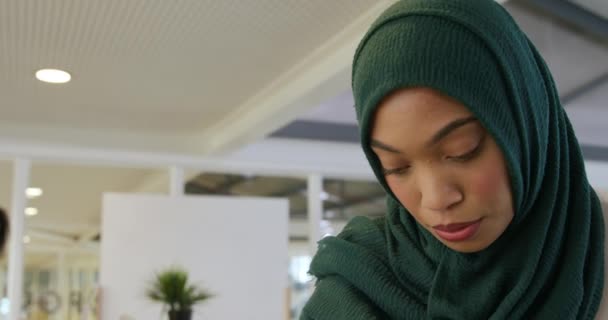 Vista Lateral Close Jovens Mestiços Negócios Femininos Criativos Vestindo Hijab — Vídeo de Stock