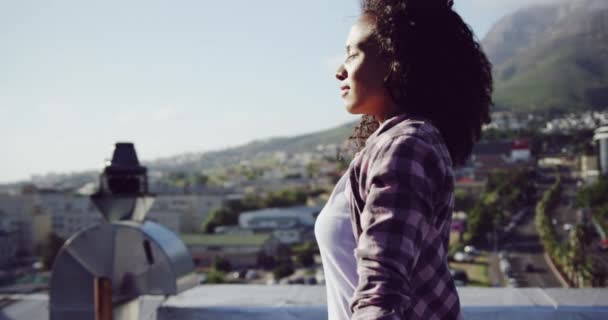 Vue Latérale Une Jeune Femme Mixte Branchée Debout Sur Toit — Video