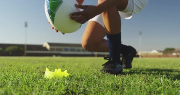 Visão Lateral Seção Baixa Jovem Adulto Misto Jogador Rugby Feminino — Vídeo de Stock