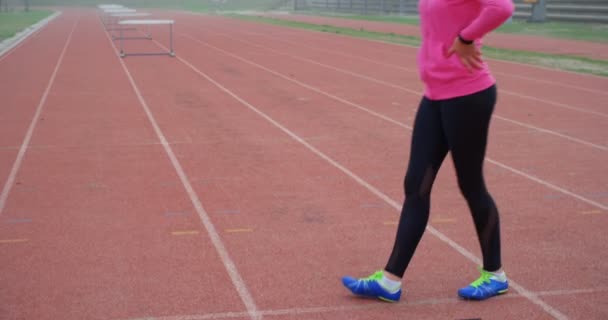 Achteraanzicht Van Vrouwelijke Atleet Staande Een Atletiekbaan — Stockvideo