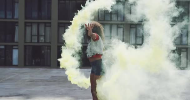 Вид Сбоку Бедро Молодой Женщины Смешанной Расы Идущей Использующей Дымовую — стоковое видео