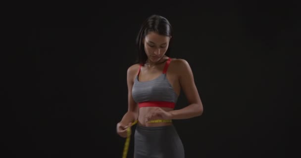 Nahaufnahme Einer Jungen Kaukasischen Frau Sportkleidung Die Ihre Taille Mit — Stockvideo