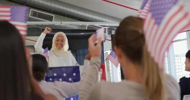 Vista Frontal Uma Jovem Mulher Asiática Sorridente Vestindo Hijab Uma — Vídeo de Stock