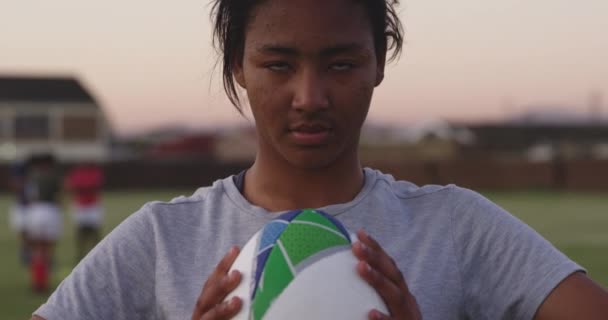 Retrato Cerca Una Joven Jugadora Rugby Raza Mixta Adulta Parada — Vídeos de Stock