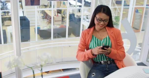 Vista Frontal Una Joven Mujer Raza Mixta Creativa Trabajando Una — Vídeo de stock