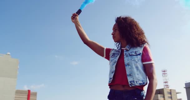 Вид Сбоку Бедро Молодой Женщины Смешанной Расы Стоящей Использующей Дымовую — стоковое видео