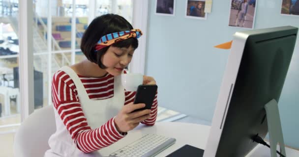 コンピュータとスマートフォンを使って現代のオフィスで働く若い男女ビジネスクリエイティブの正面図 — ストック動画
