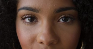 Kameraya bakan genç bir melez kadının portresi.