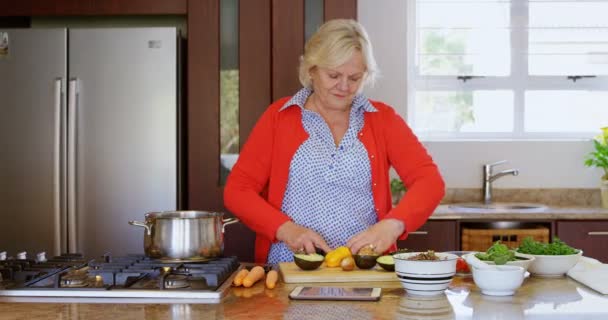 Senior Vrouw Hakken Groente Keuken Thuis — Stockvideo