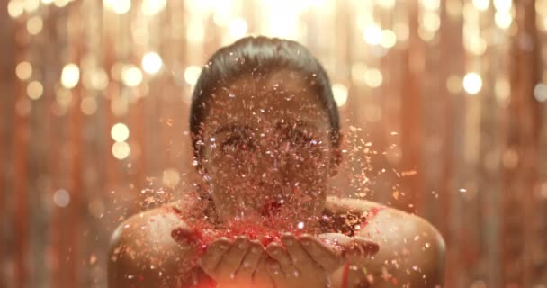 Slow Motion Framsidan Närbild Ung Kaukasisk Kvinna Blåser Rosa Glitter — Stockvideo