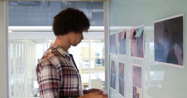 Vista Lateral Joven Hombre Raza Mixta Negocios Creativos Trabajando Una — Vídeo de stock